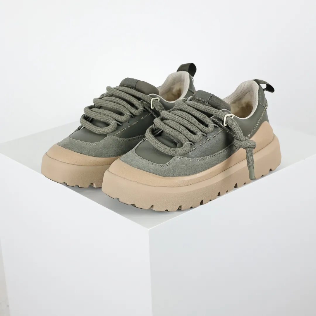 Copy price 💰700 Core recommendation Good price In recent years, uug has launched a series of styles that are partially geared towards the preferences of young consumers and have also moved to the forefront of fashion trends. Shoe body material Water-repellent coated suede upper 17 mm UGGPURE™ implanted wool insole Lightweight non-slip comfortable rubber outsole with brand LOGO trademark Comes with a full set of packaging Size: 35 37 38 39 40 41 42 43 44 45